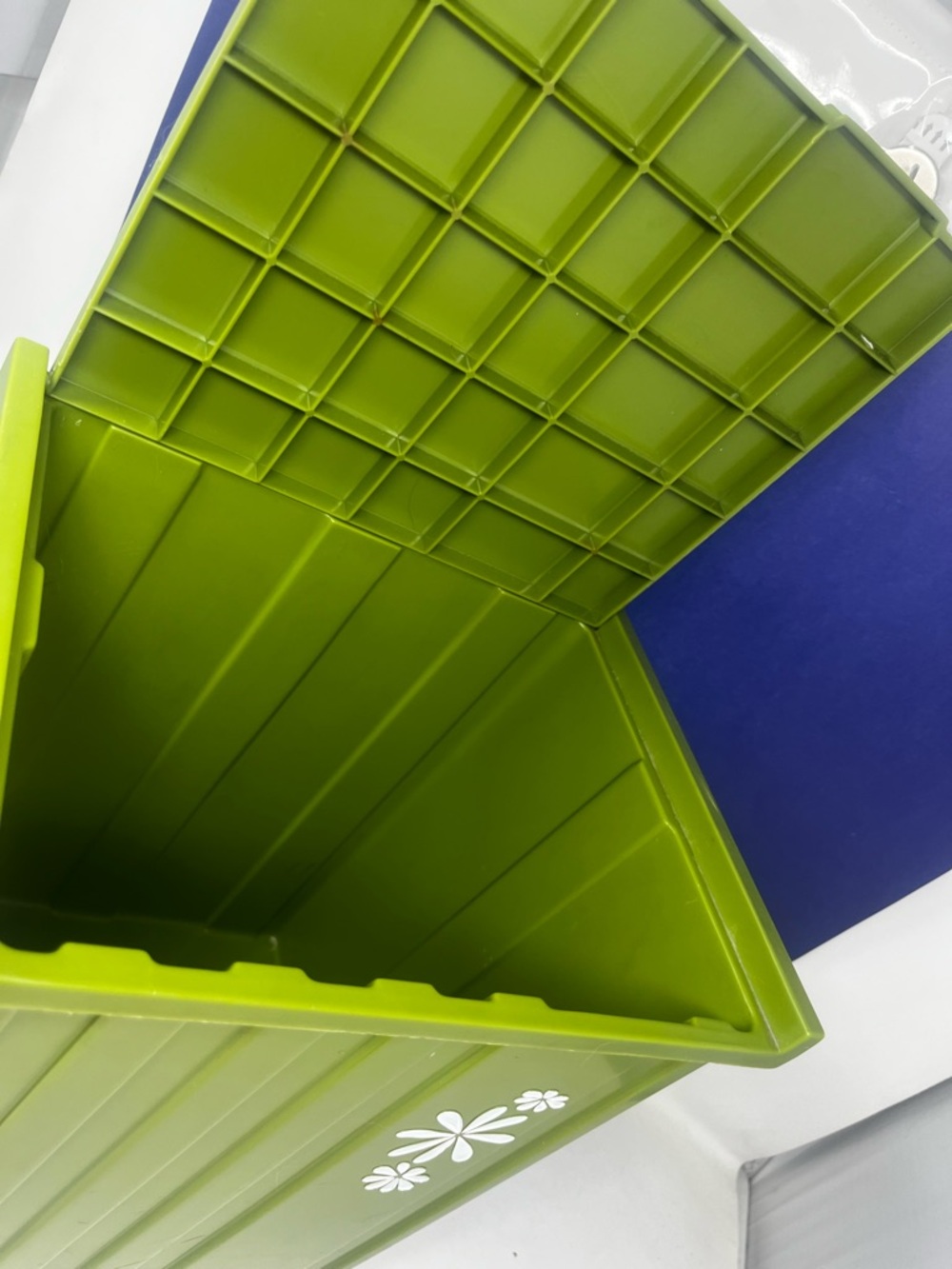 1960’s Fesco Y-123 Avocado Green Flip lid Wastebasket - Picture 3 of 10